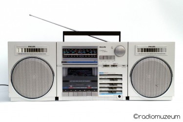 Магнитола Philips D8438